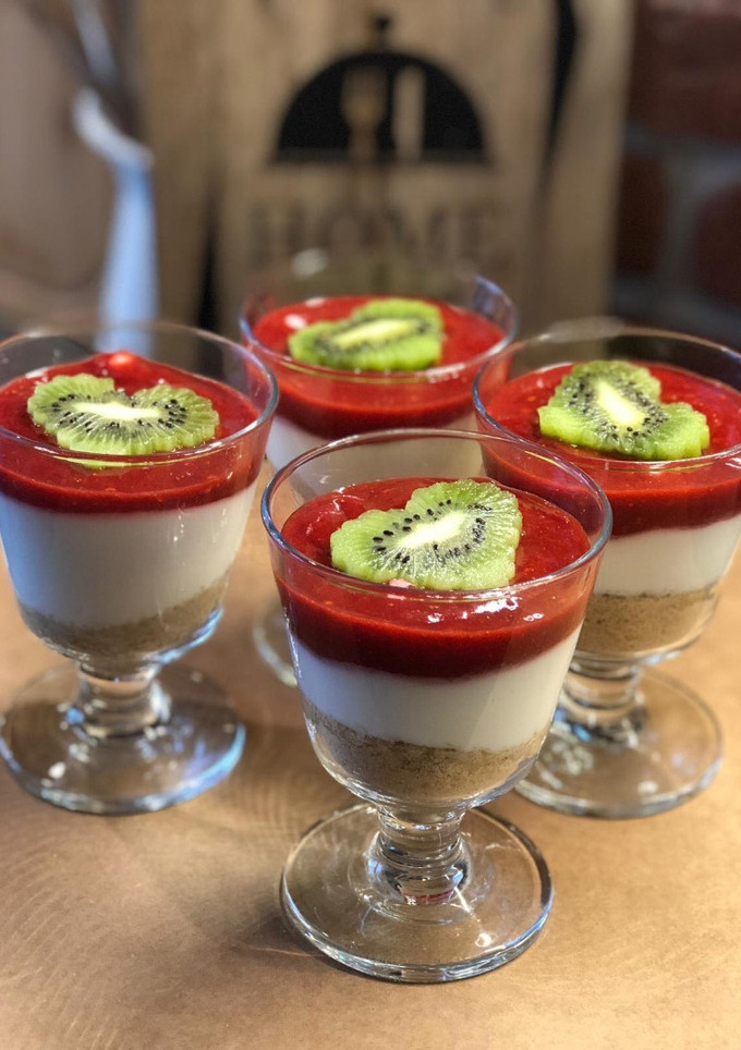 Una foto de Vasitos de Tarta de Queso con Fresas