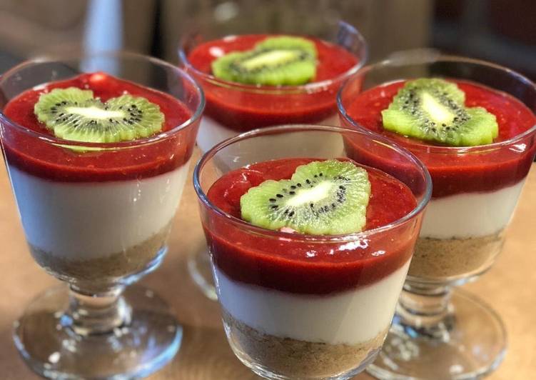 Vasitos de Tarta de Queso con Fresas