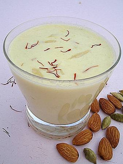 பாதம் கெஹர் (பாதாம் குடி) செய்முறை முக்கிய புகைப்படம்
