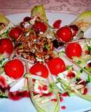 Pétalos de endivias con queso gorgonzola, tomatitos cherry y frutos secos aliñadas con mermelada de fresas