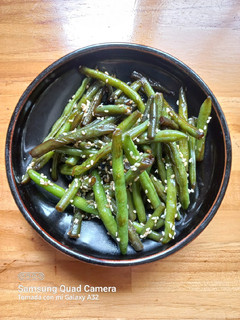 Una foto de Kimpira de chauchas. Receta típica japonesa. (Acompañamiento)