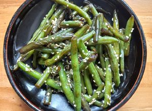 Una foto de Kimpira de chauchas. Receta típica japonesa. (Acompañamiento)