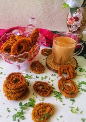 મેથી ની ચકરી (Methi Chakri Recipe In Gujarati) રેસીપી મુખ્ય ફોટો