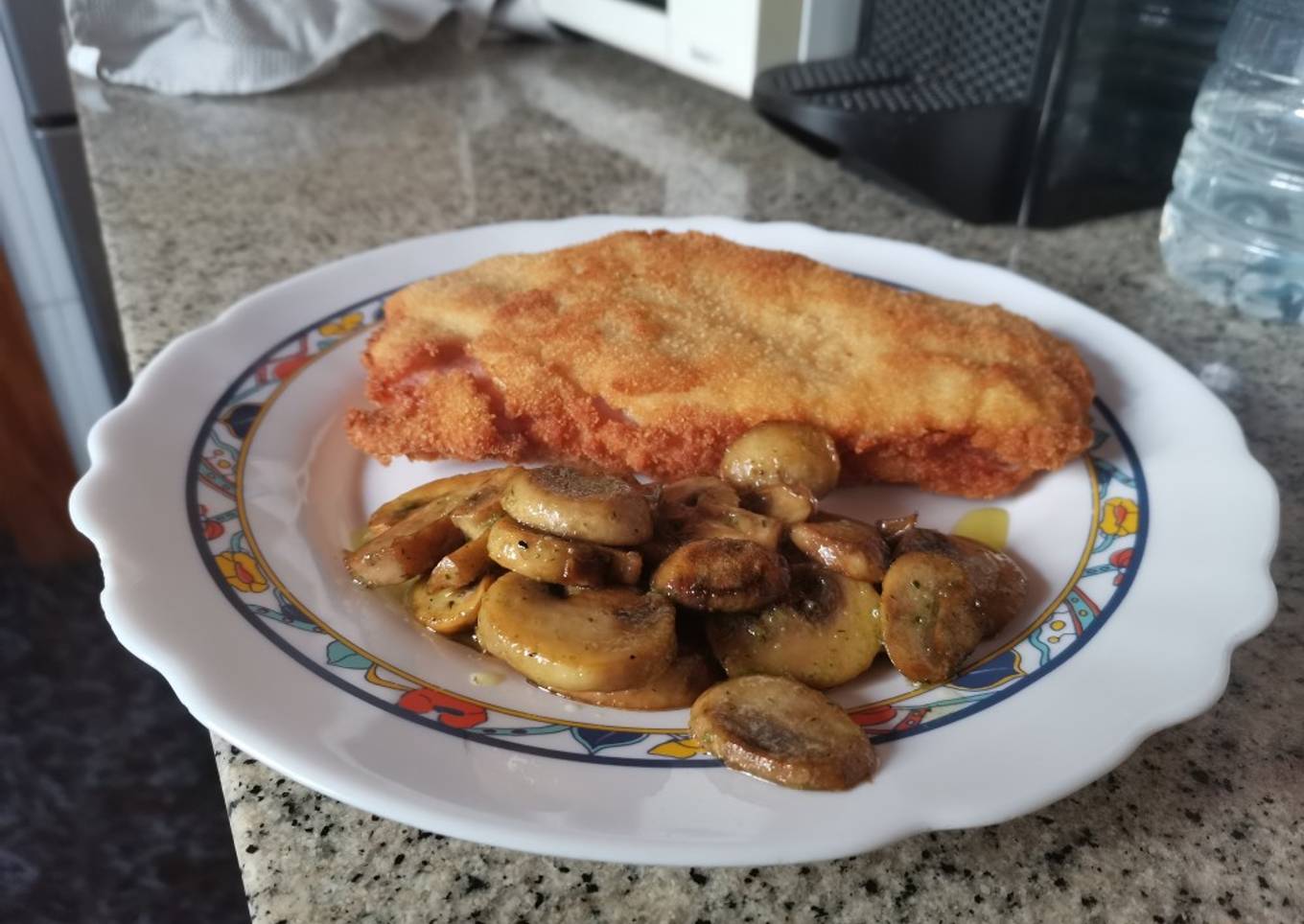 Pechuga de pollo rellena de jamón dulce y champiñones salteados