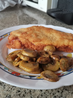 Una foto de Pechuga de pollo rellena de jamón dulce y champiñones salteados