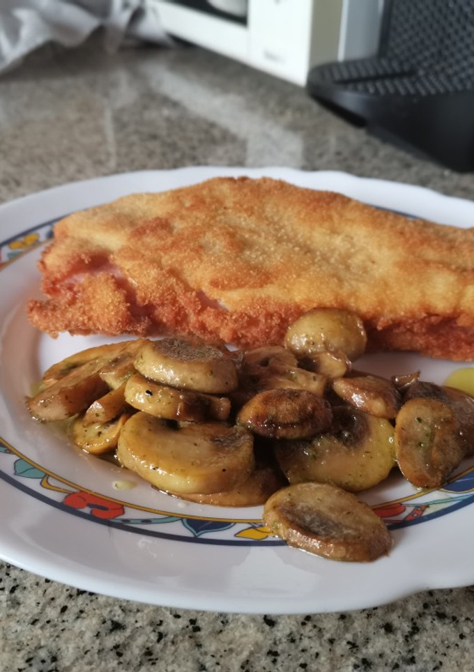 Una foto de Pechuga de pollo rellena de jamón dulce y champiñones salteados
