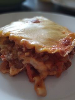 Una foto de Lasaña de carne y salsa boloñesa