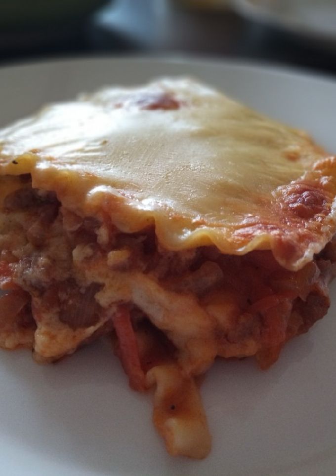 Una foto de Lasaña de carne y salsa boloñesa