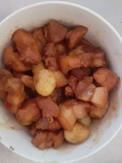Hình của món Thịt lợn kho trứng cút.