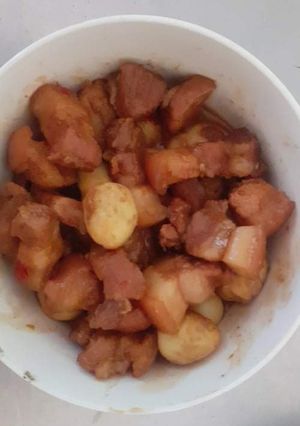 Hình của món Thịt lợn kho trứng cút.