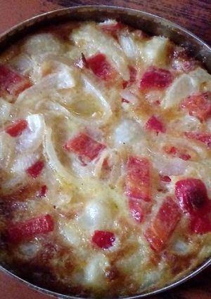 Una foto de Tortilla de papa, cebolla y morrón