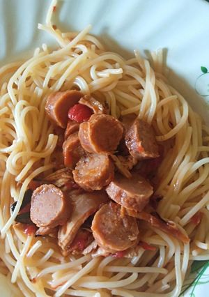 A picture of Spaghetti n sausages.
