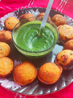 वेजिटेबल अप्पे विद ग्रीन चटनी (Vegetable appe with green chutney recipe in Hindi) रेसिपी मुख्य फोटो