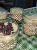 Postre de crema pastelera y galletitas