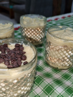 Una foto de Postre de crema pastelera y galletitas