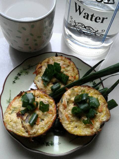 Una foto de Mini Tartas de Pollo con Verduras (sin Harina)