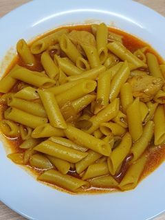 Una foto de Macarrones guisados con pollo