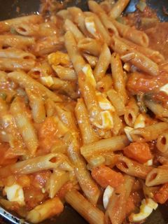 Una foto de Macarrones integrales con pisto