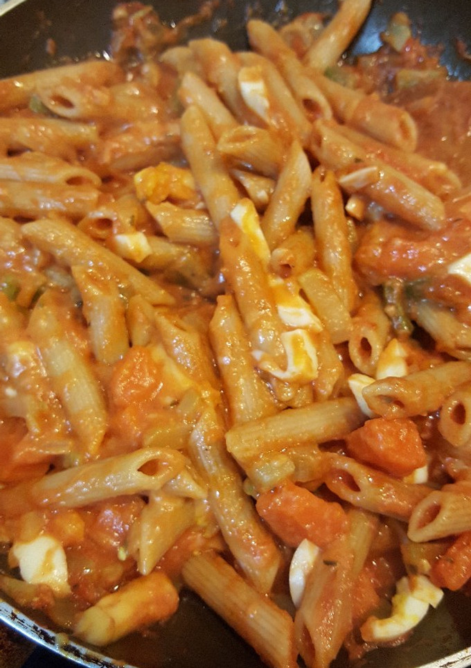 Una foto de Macarrones integrales con pisto