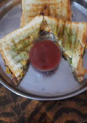 ચીઝ મકાઈ સેન્ડવીચ (Cheese Makai Sandwich Recipe In Gujarati) રેસીપી મુખ્ય ફોટો