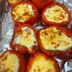 Una foto de Pimientos Rojos rellenos! Rico almuerzo keto!