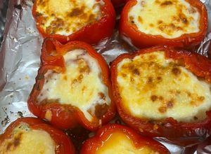 Una foto de Pimientos Rojos rellenos! Rico almuerzo keto!