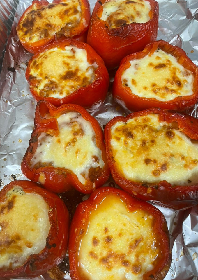 Una foto de Pimientos Rojos rellenos! Rico almuerzo keto!