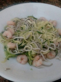 Una foto de Espaguetis de calabacín con gulas y gambas
