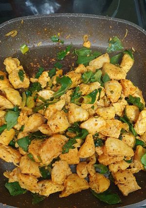 Una foto de Pollo Salteado con Espinacas