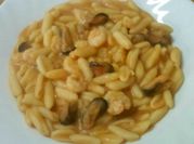 Una foto di cozze e gamberetti pasta
