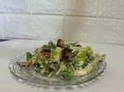 Una foto de ensalada césar