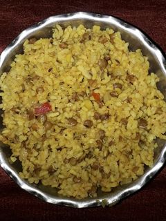 मोड आलेल्या मसूरची खिचडी (masoor khichadi recipe in marathi) रेसिपी चे मुख्य फोटो 