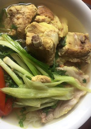 Hình của món Bún bung chân giò và sườn non.