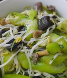 lòng gà xào giá đỗ