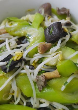 Hình của món Mướp_ giá đỗ xào lòng gà.