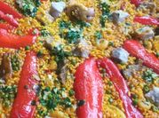 Una foto de sobras de arroz con marisco
