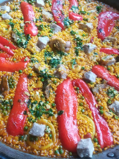 Una foto de Arroz de pescado con alcachofas y pimiento rojo en paella