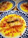 Salmón en salsa de cítricos y romero con granada