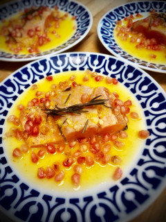 Una foto de Salmón en salsa de cítricos y romero con granada