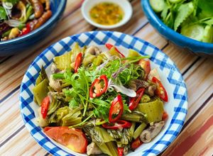 Hình của món Dồi Trường Xào Cải Chua.