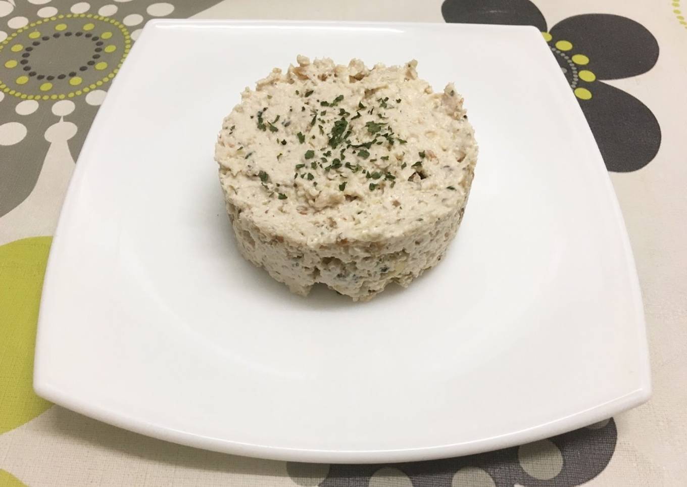 Ensalada de pollo, queso y nueces
