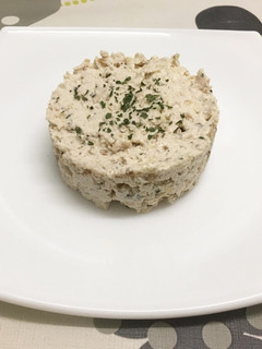 Una foto de Ensalada de pollo, queso y nueces