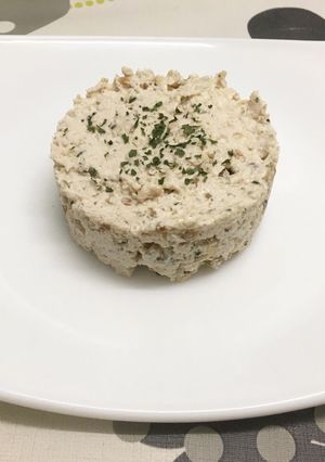 Una foto de Ensalada de pollo, queso y nueces