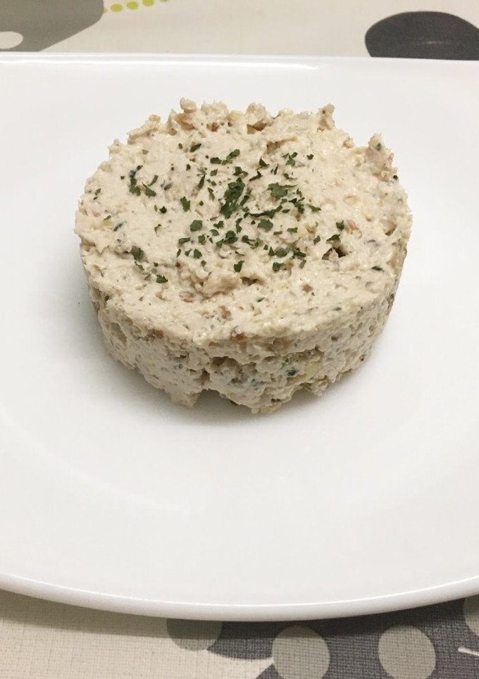 Una foto de Ensalada de pollo, queso y nueces