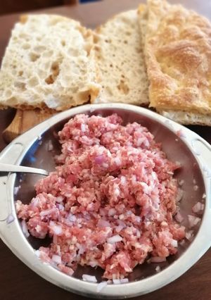 Foto di Schiacciata con tartare di salsiccia al limone e cipolla