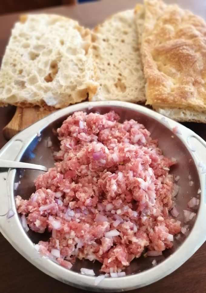Foto di Schiacciata con tartare di salsiccia al limone e cipolla