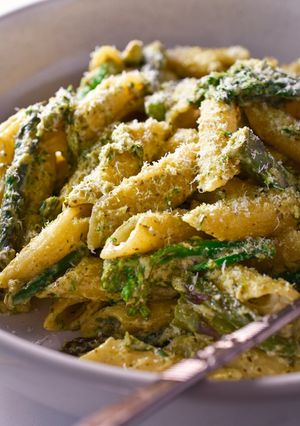 A picture of Easy Creamy Pesto Penne With Asparagus & Broccoli 🥦.
