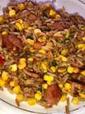 Arroz rápido con salchichas y maíz dulce