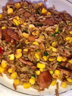 Una foto de Arroz rápido con salchichas y maíz dulce
