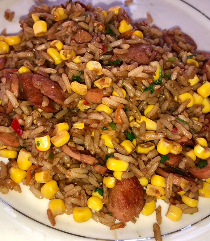 Una foto de Arroz rápido con salchichas y maíz dulce